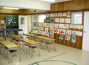 教室内。生徒さんが描いた絵が展示されています。