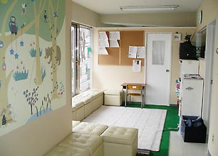 待合室。大きな窓でとっても明るい!
